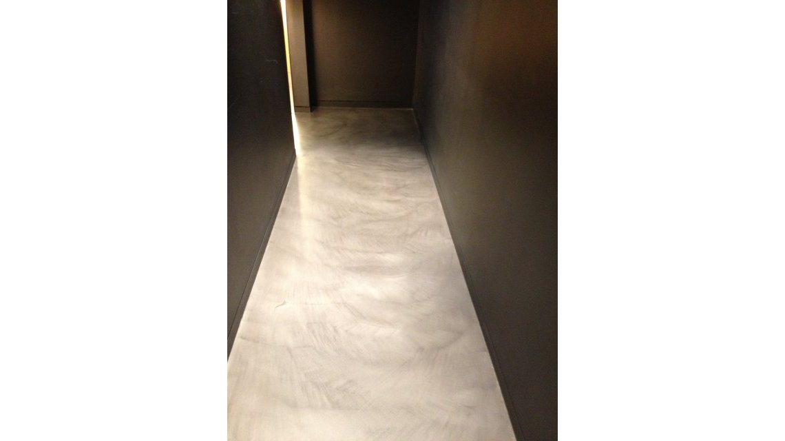 béton ciré  <p>Couloir en béton ciré</p>