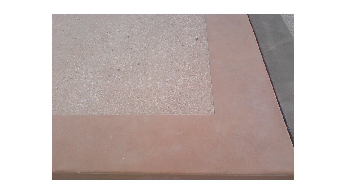 béton bouchardé  <p>couleur rouge avec bordure lissée</p>