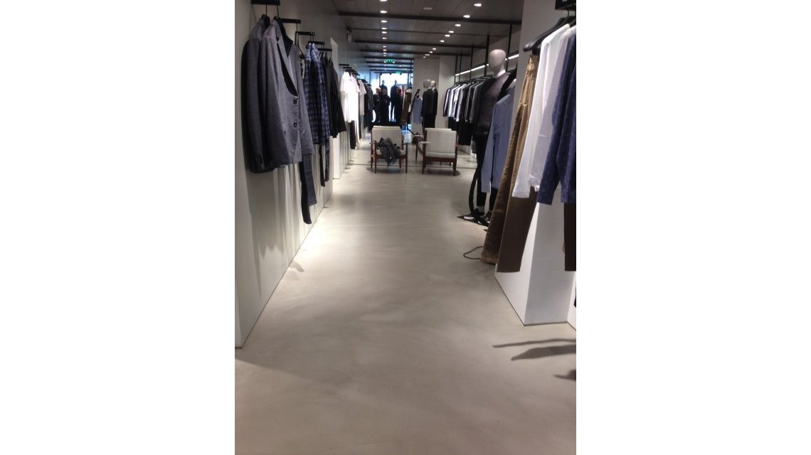 béton ciré  <p>Boutique Théory en béton ciré</p>