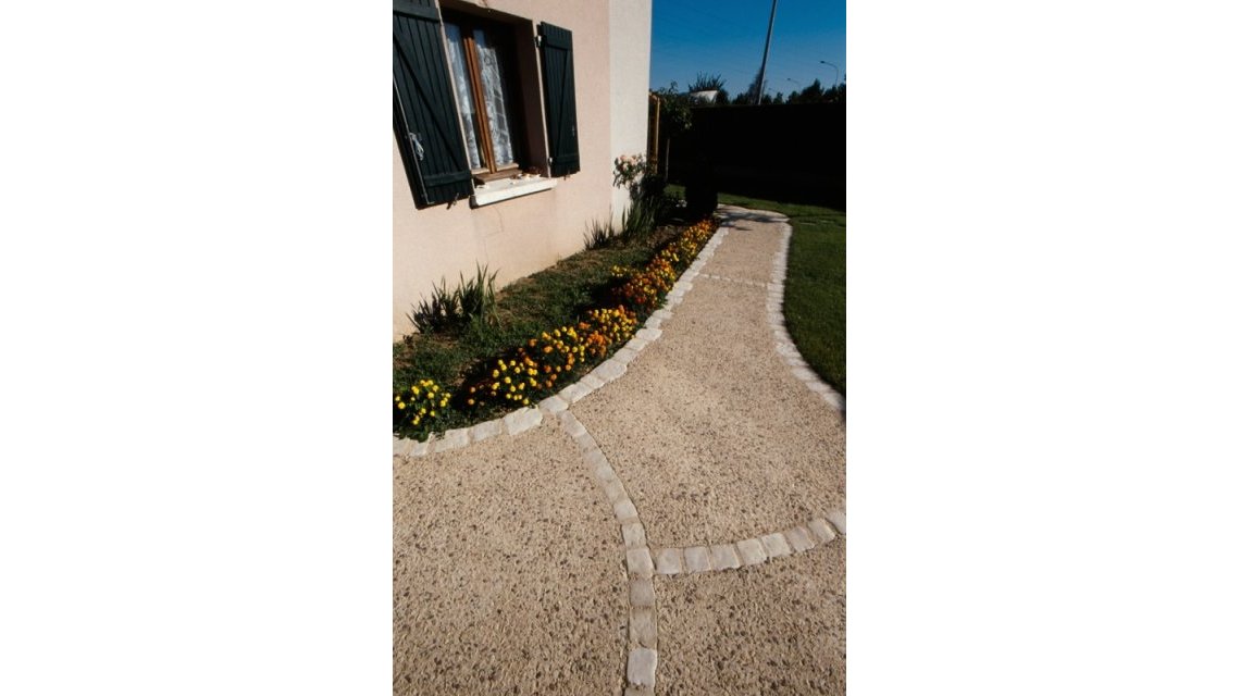 béton bouchardé  <p>allée de jardin</p>