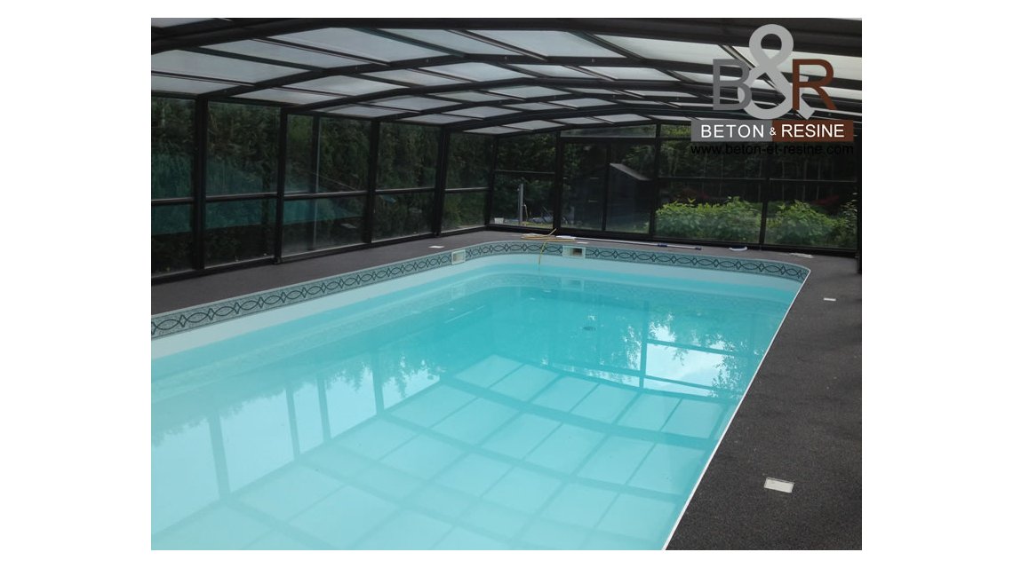 plage de piscine en tapis de pierre  