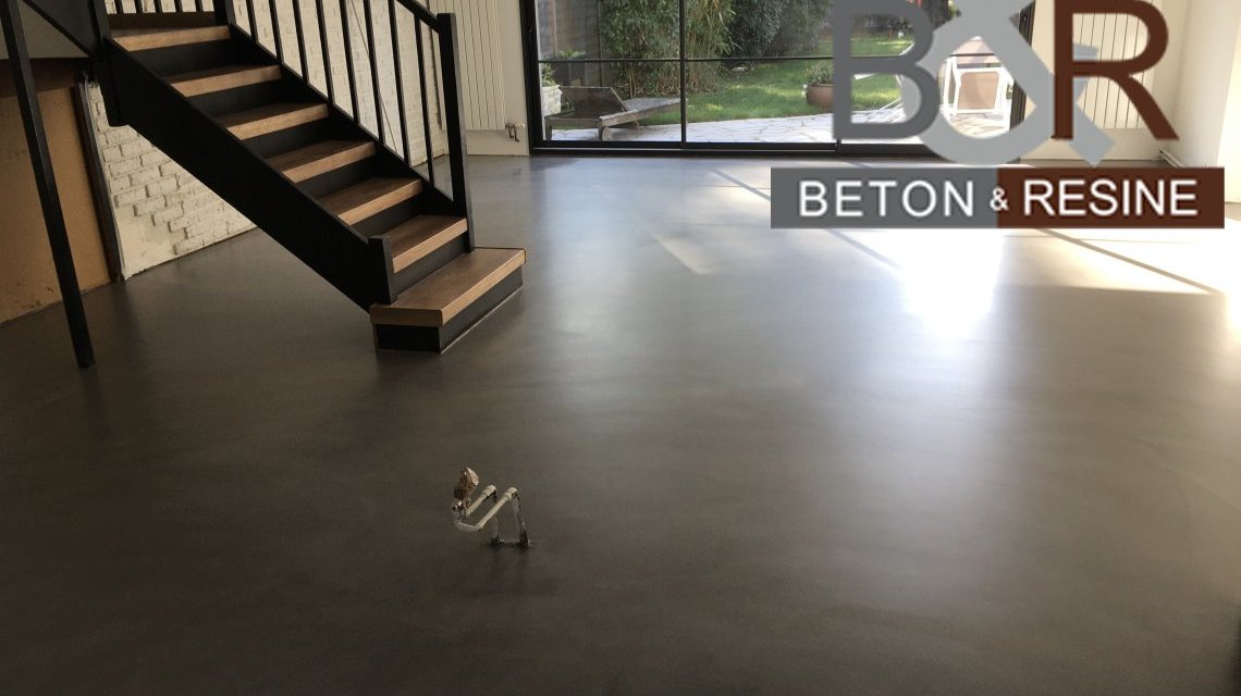 Exemple de béton ciré en remplacement de parquet collé  