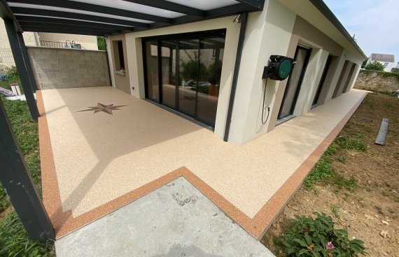 Application d'un tapis de marbre avec en décor un dessin et une bordure