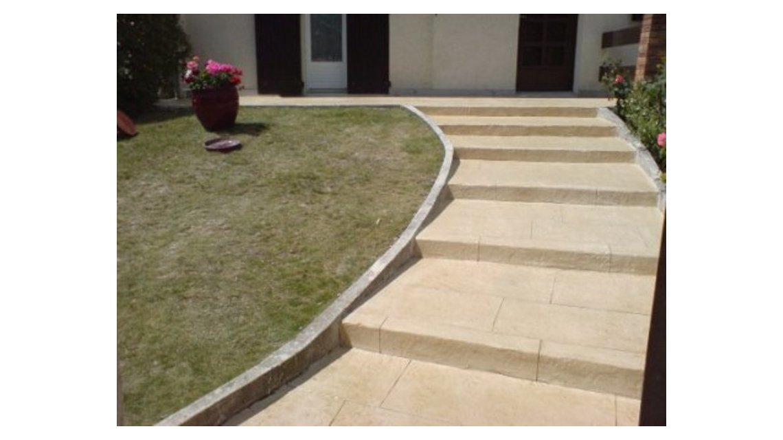 Béton empreinte  <p>escalier béton recouvert de micro chape imitation pierre</p>