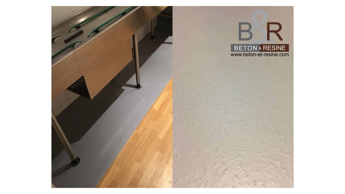 Chantier réalisé pour l'AFNOR à Saint-Denis (93). Utilisation de résine méthacrylate à séchage ultra rapide afin de réaliser des sols en une journée pour la cafétéria de l'AFNOR. Nous avons retiré le lino existant au profit d'une résine antidérapante en sortie de cuisine et sous les convoyeurs. Grâce à notre savoir-faire, nous sommes en mesure de ne pas monopoliser le lieu durant une longue période.  