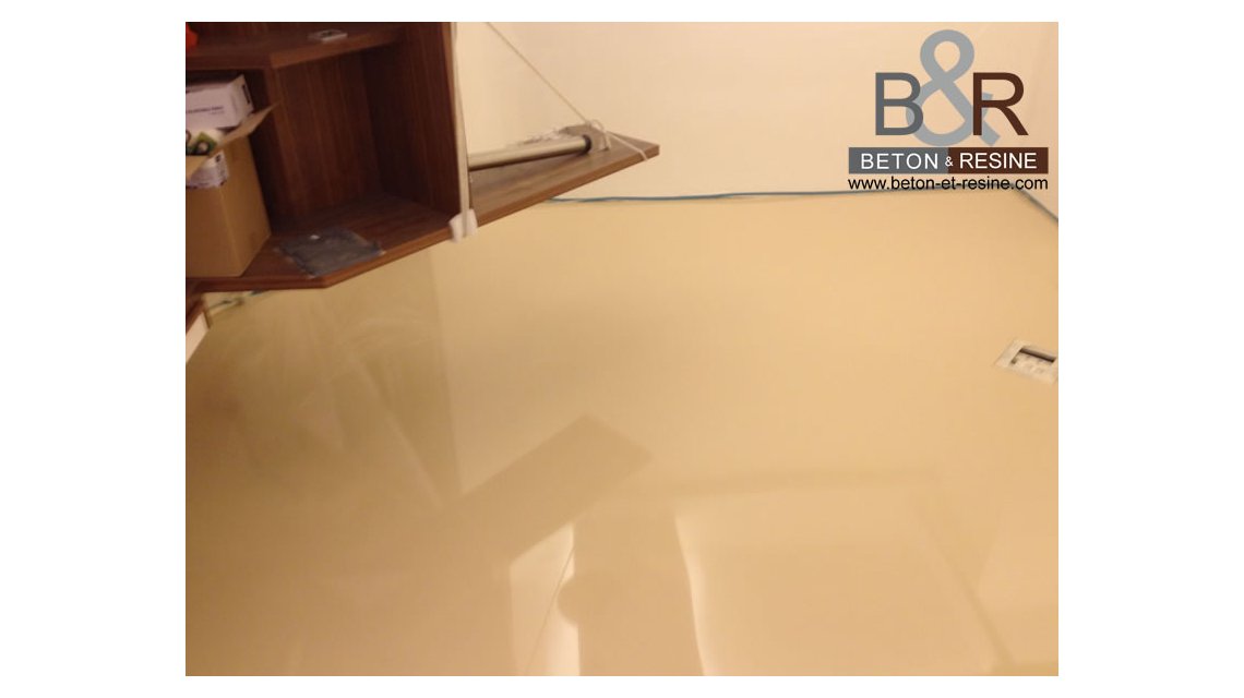 résine couleur crème autolissante  