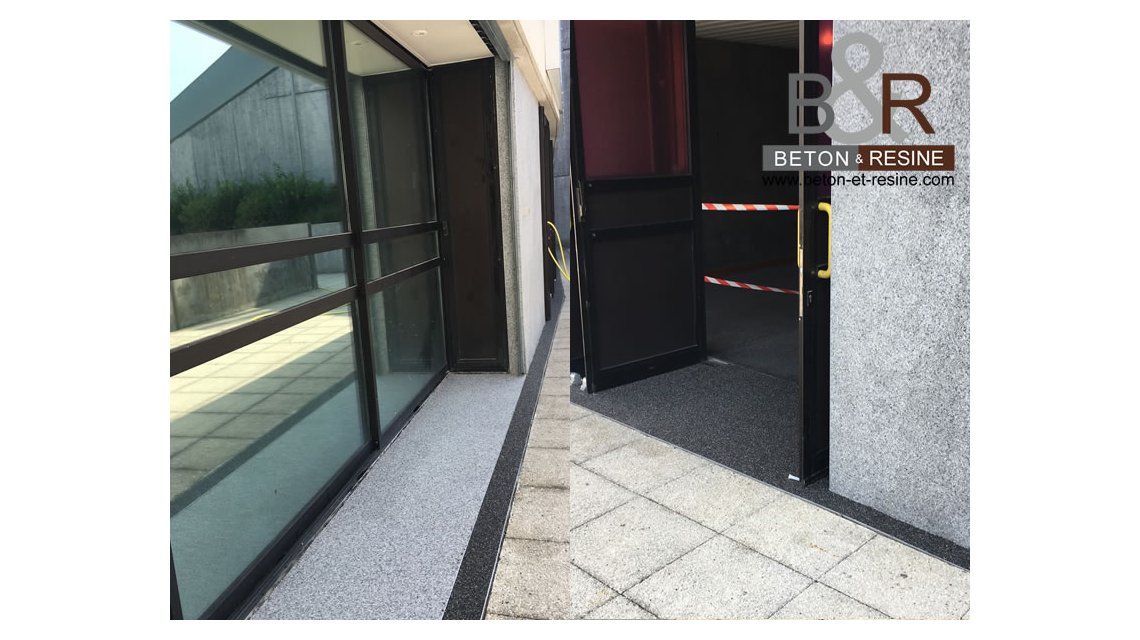 Pose d'un Tapis de marbre de couleurs gris clair et gris foncé. Ce chantier a été réalisé pour les accès au stade de Bondoufle dans le département de l'Essonne. Nous avons également effectué une pose en verticale sur les murs.  