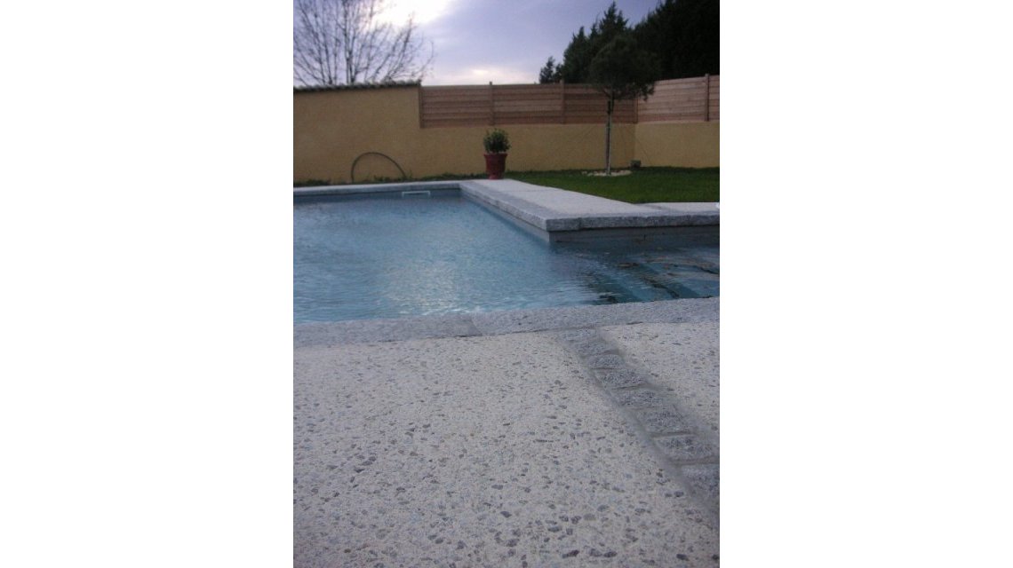 béton bouchardé  <p>plage de piscine</p>