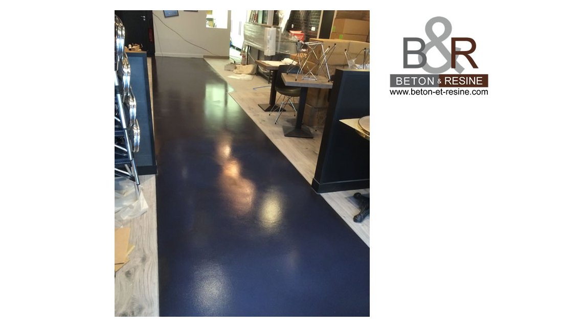 Pose d'un béton ciré coulé pour le restaurant BAGEL CHEF à Boulognes (92). Le béton ciré a été choisi pour un contraste de couleur et de matière avec le parquet.  