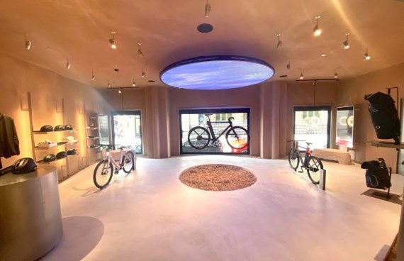 Application d'un béton ciré dans un magasin de velo