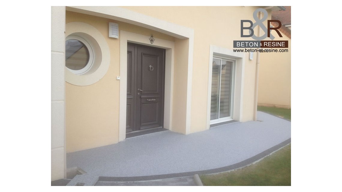 tapis de pierre gris clair et gris fonçé  