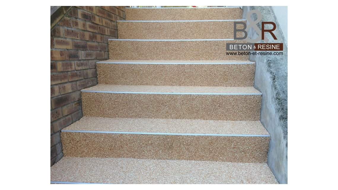 Réalisation à Chaville (92) d'un tapis de marbre dans un escalier d'accès au sein d'une résidence d'appartement.  