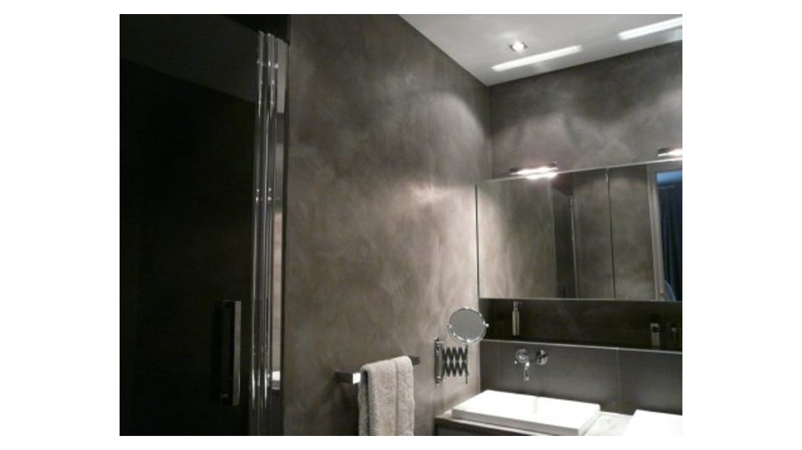 salle de bain  <p>mur et plan de vasque en béton ciré gris foncé</p>