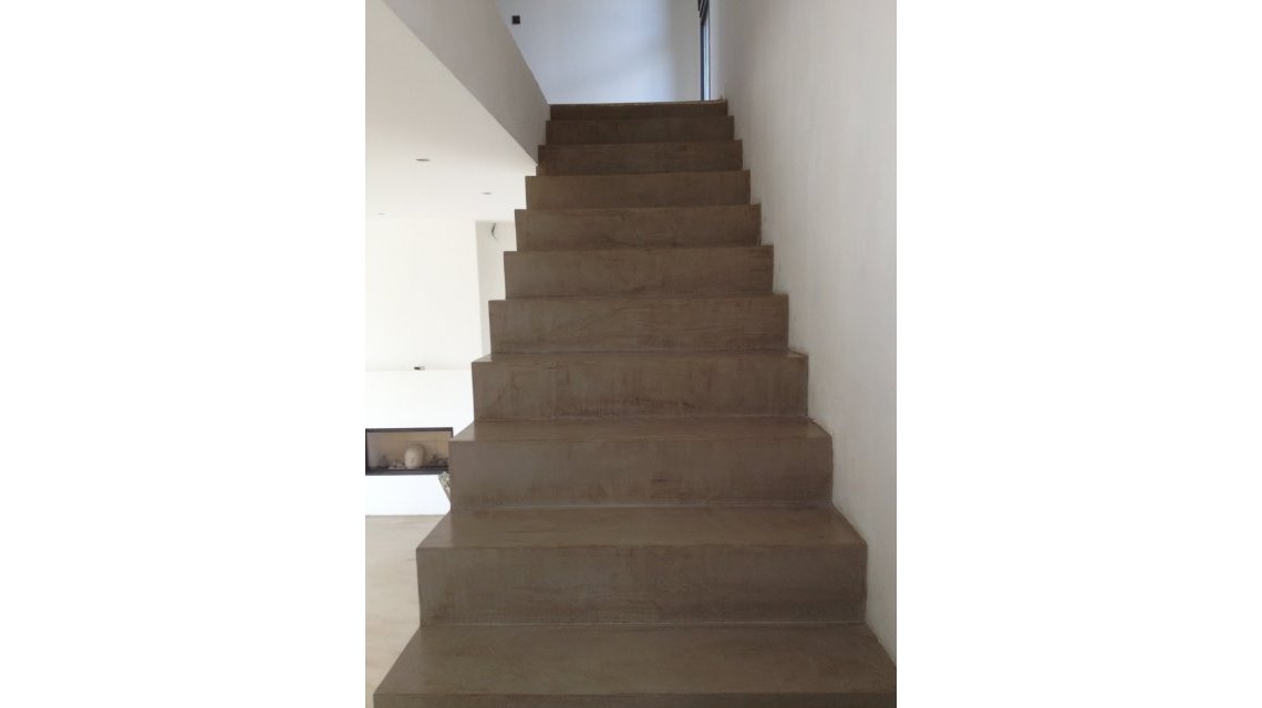Escalier en béton ciré  <p>Escalier en béton ciré marron</p>