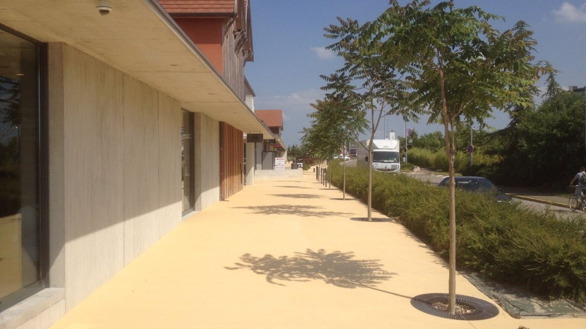 Béton coloré  <p>Passage de zone commerciale en béton coloré strié par système de recouvrement</p>
