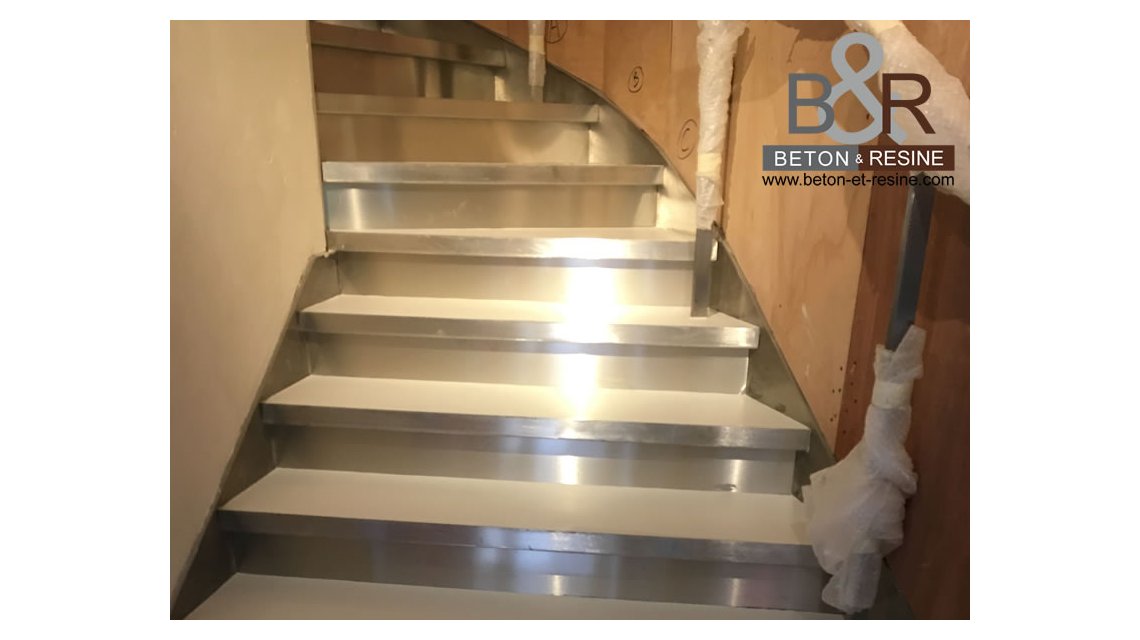 Chantier réalisé pour le Restaurant Blend Hamburger à Paris (Quartier de la Madeleine) Réalisation d'une résine polyuréthane autolissante blanche. Remplissage des bacs inox avec la résine pour un effet moderne et design.  