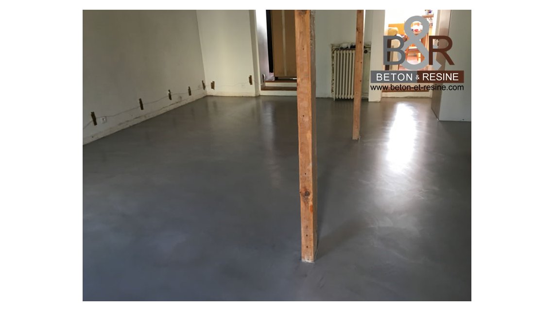 Chantier réalisé pour un particulier à Epinay sur Orge (91). Pose d'un béton ciré “gris moyen” dans la pièce principale de la maison.  