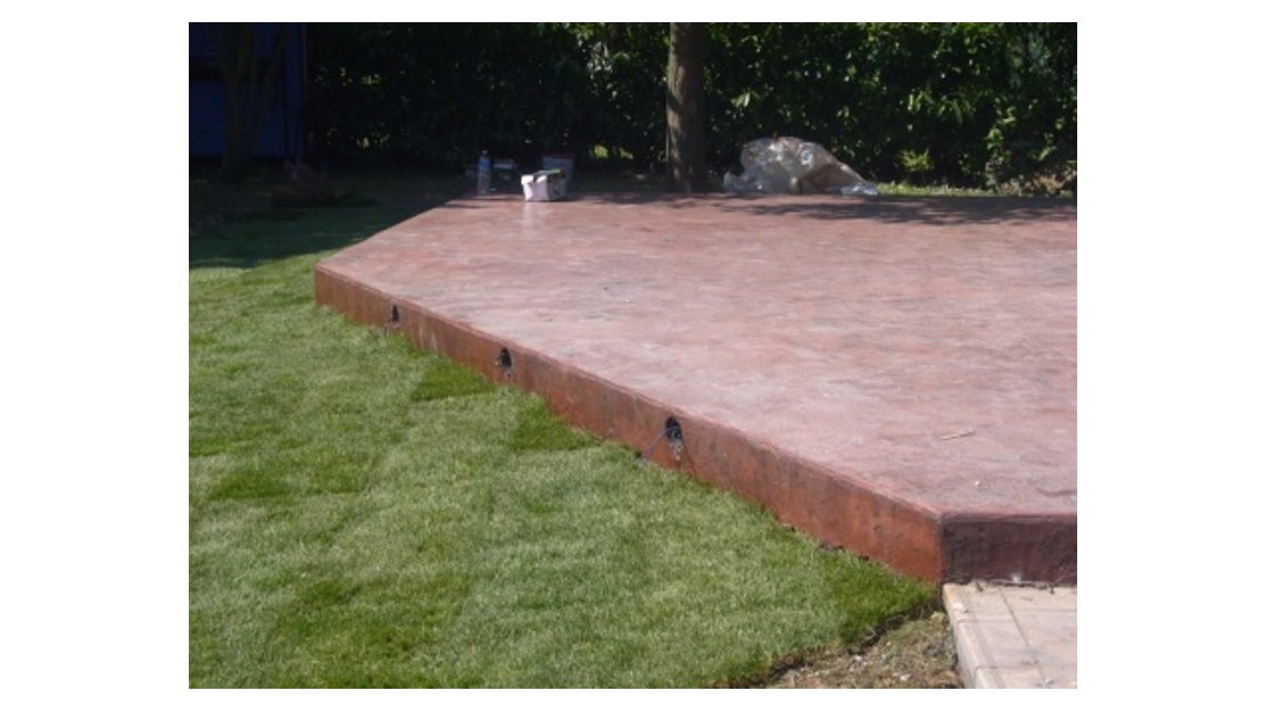 Béton empreinte  <p>terrasse extérieur rouge</p>