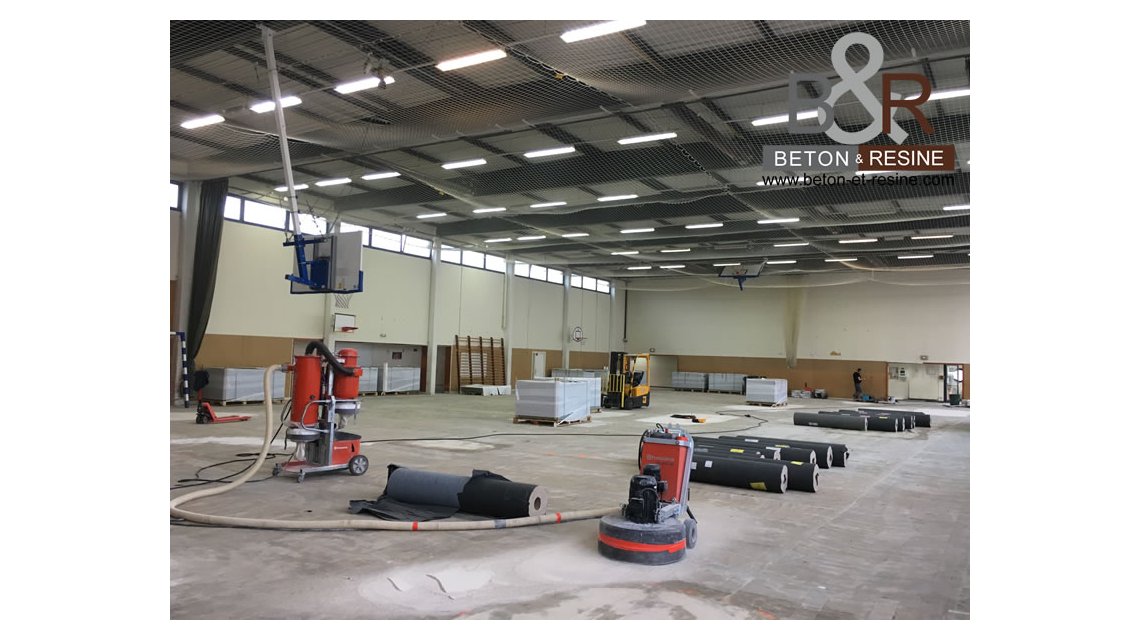 Chantier réalisé au Gymnase de Montmagny (95). Nous avions en charge la préparation du sol qui présentait de nombreuses bosses dont certaines mesuraient + de 18mm. Nos équipement permettent de réaliser un aplanissement du sol avant la pose du revêtement du sol. Le client a fait appel à Béton & Résine pour être conforme aux normes de pose du fabricant.  