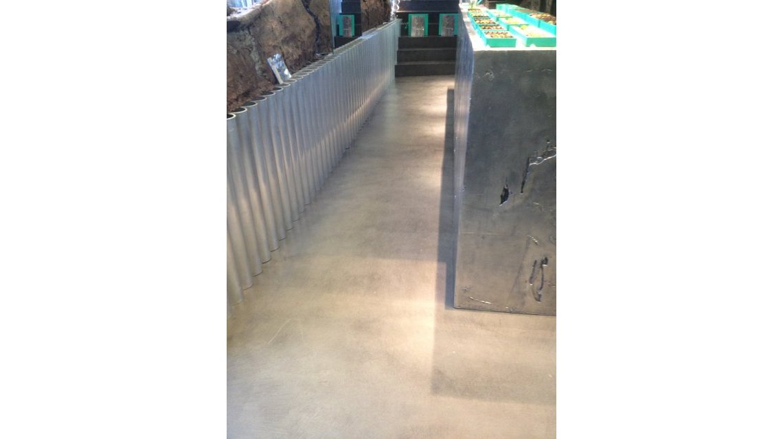 béton ciré  <p>Boutique Patrick Roger en béton ciré</p>