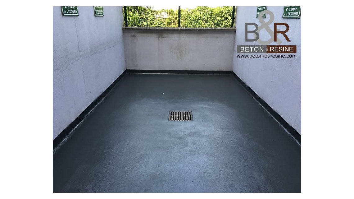Chantier réalisé à Melun (77) dans une partie commune d'un immeuble Création d'un espace de stockage pour les poubelles, l'utilisation d'une résine méthacrylate a permis de créer en une journée les relevés (plaintes) et le sol avec un système antidérapant comprenant la remise à niveau pour l'évacuation des eaux.  