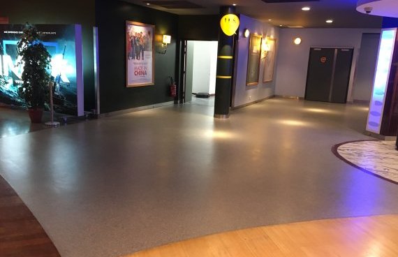 Application d'une résine rapide avec paillettes pour un cinéma