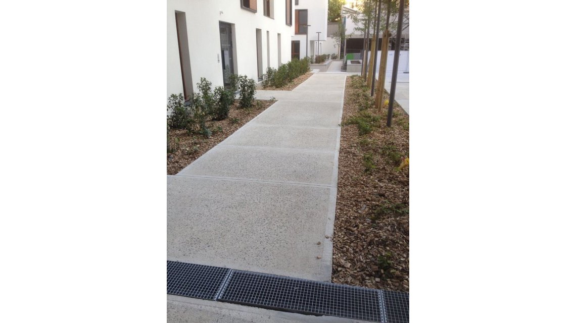 béton bouchardé  <p>Allée piétonne bouchardée</p>