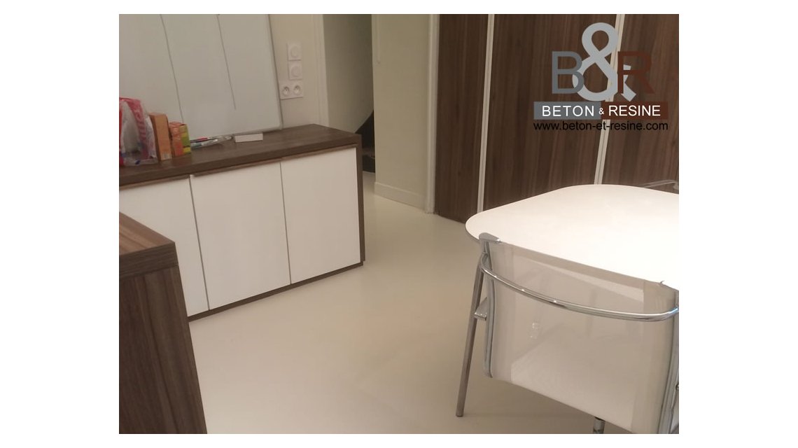 Réalisation pour l'Agence Junot à Paris d'une résine autolissante polyuréthane (PU) couleur ivoire dans les bureaux.  