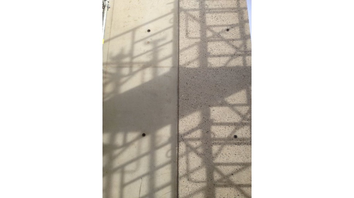 béton bouchardé  <p>Bouchardage vertical avant / après</p>