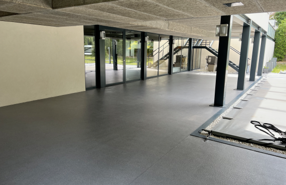 Application d'une résine en quartz color autour d'une piscine