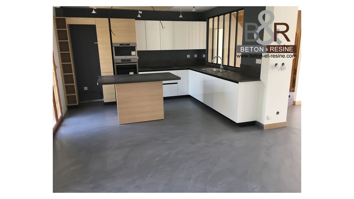Chantier réalisé pour un particulier à Rambouillet (78) Le client souhaitait harmoniser l'ensemble de ses sols au rez-de-chaussée, nous avons rebouché les cloisons abattues puis posé le béton ciré sur le carrelage  