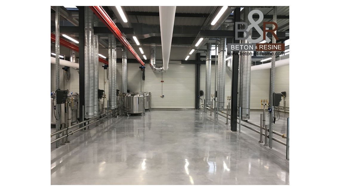 Chantier de béton poli réalisé pour la société Cryopal filiale d'Air Liquide à Bussy-Saint-Georges (77). Pour sa nouvelle unité de production, nous avons réalisé un traitement de sol consistant à effectuer un micro ponçage et une minéralisation du sol afin de lui donner un aspect brillant et une plus forte résistance aux taches.  