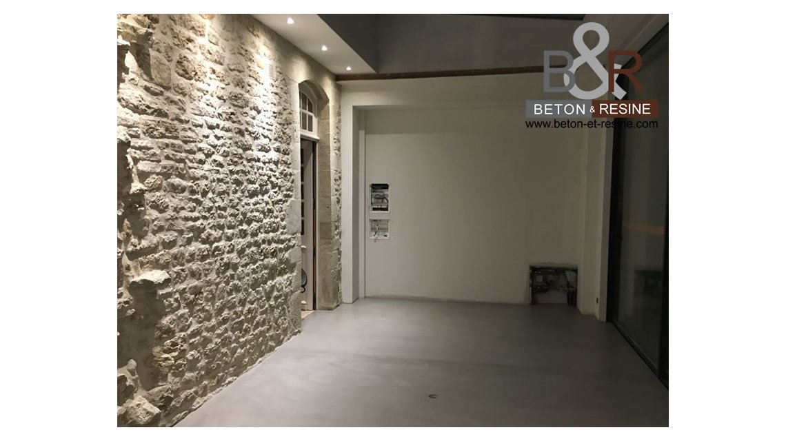Chantier réalisé pour un particulier en Normandie. Nous avons posé un béton ciré dans une maison normande. Le béton ciré se marie parfaitement avec les murs en pierre de la pièce.  