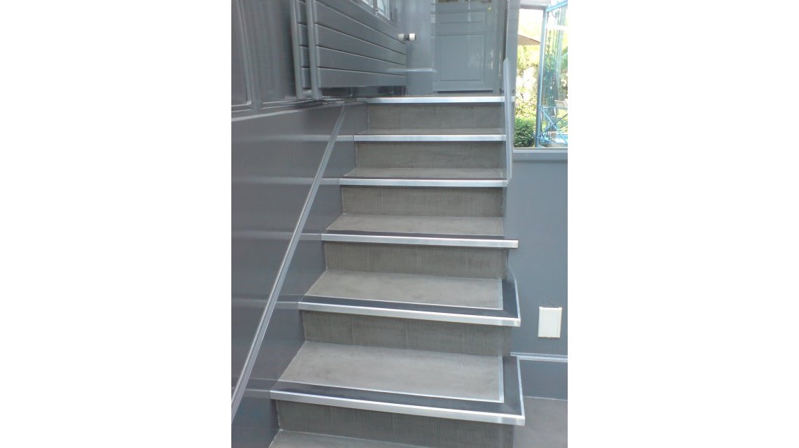 béton ciré  <p>béton ciré sur escalier avec nez de marche alu</p>