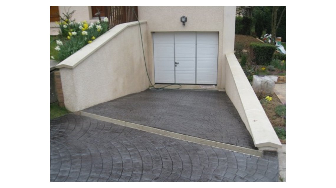 Béton empreinte  <p>descente de garage en pavé de paris</p>
