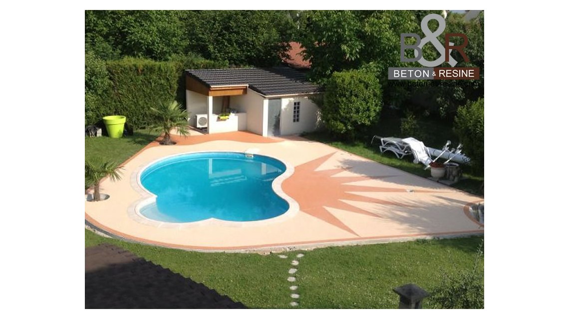 plage de piscine avec dessin en tapis de pierre  