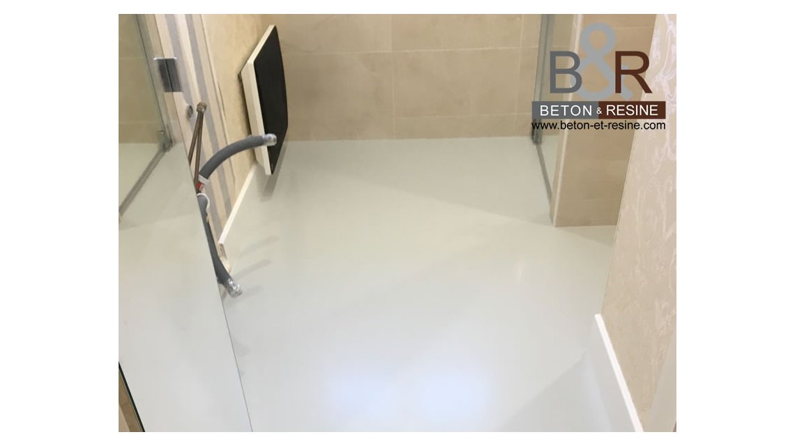 Chantier réalisé pour un particulier à Ozoir-la-Ferrière (77). Réalisation d'un sol d'une salle de bain en résine polyuréthane (résine PU) avec une finition satiné afin d'avoir un sol lisse et parfaitement tendu.  