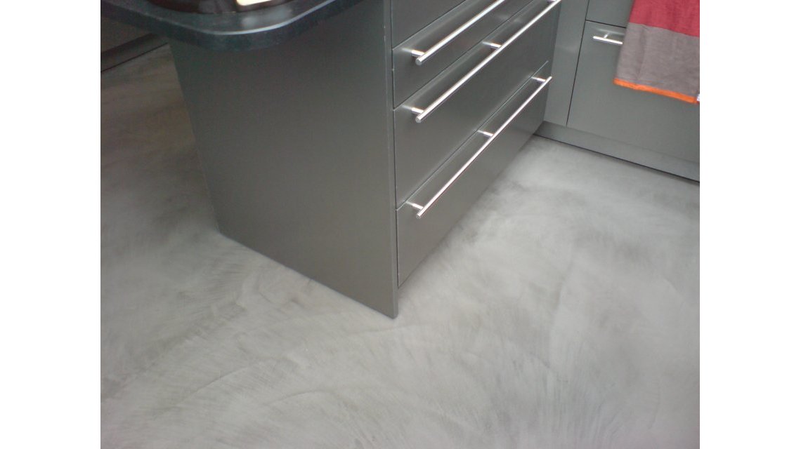 béton ciré  <p>Sol de cuisine</p>