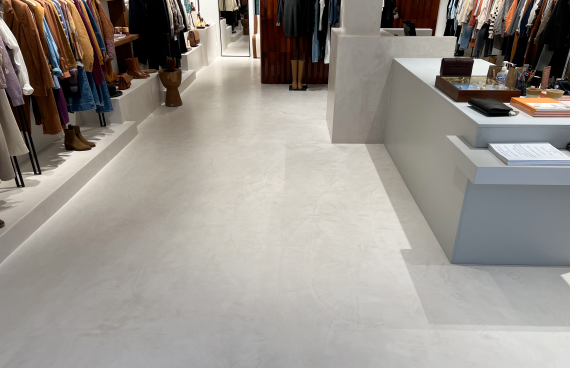 Application d'un béton ciré dans une boutique de prêt à porter