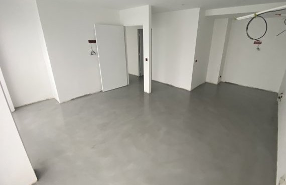Application d'un béton ciré dans une agence immobilière