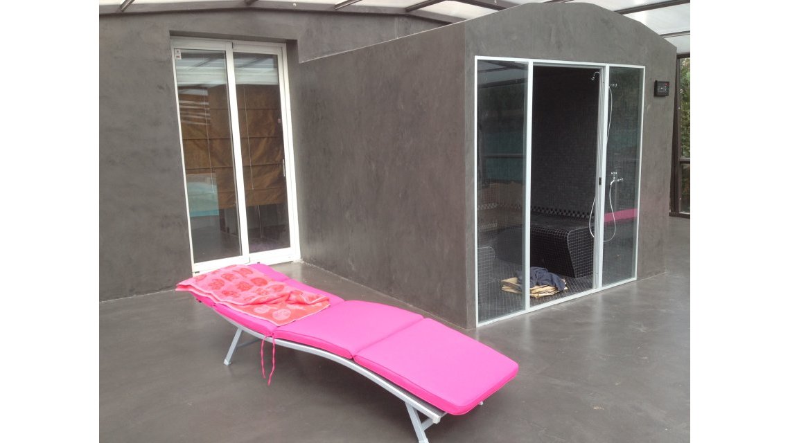 Sol et murs en béton ciré  <p>Le sol, le mur de la maison et le hammam sont recouverts de béton ciré</p>