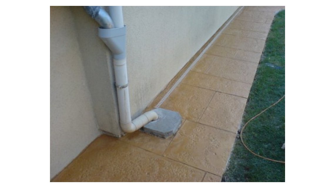 Béton empreinte  <p>allée en béton recouverte d’une micro chape imitation pierre de bourgogne</p>