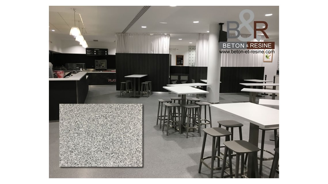 Chantier réalisé pour une cafétéria d'entreprise. Pose d'une résine méthacrylate incorporant des paillettes. C'est un revêtement très résistant.  