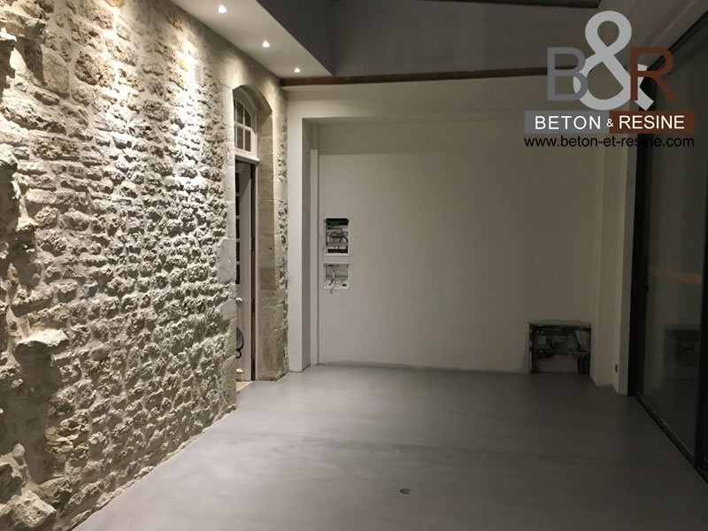 Sol et Mur Déco - Béton bouchardé ciment blanc avec joint