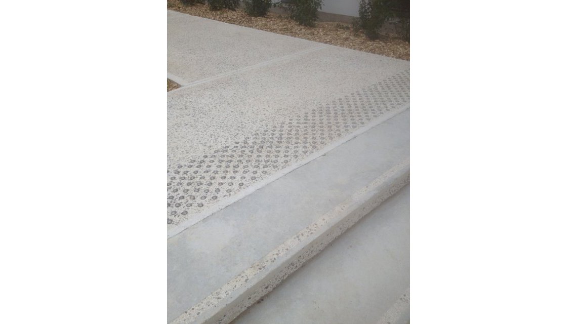 béton bouchardé  <p>Allée et nez de marche bouchardés + clous podotactiles</p>