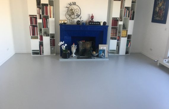 Application d'une résine polyuréthane autolissante chez un particulier