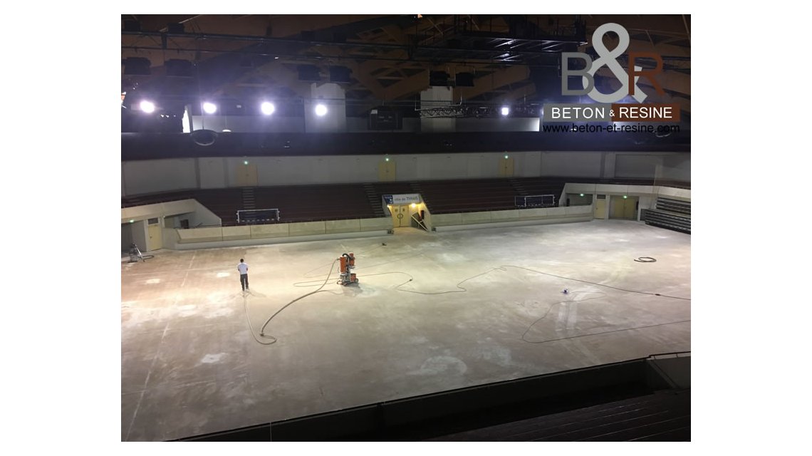 L'entreprise Béton et Résine est également experte dans la préparation des sols avant la pose d'un revêtement. Nous sommes parfaitement équipés pour réaliser de grandes surfaces. Nous avons eu la charge de préparer 2500 m2 pour le gymnase de Thiais, pour lequel nous avons retiré un réagréage existant avant la pose d'un nouveau sol PVC.  