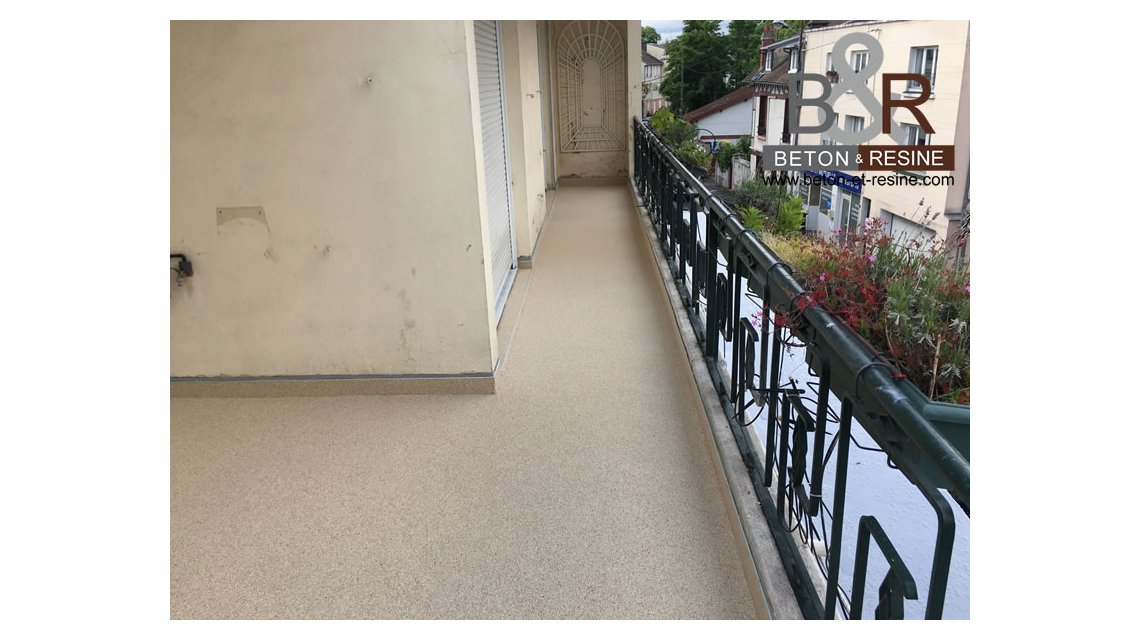 Chantier réalisé pour un particulier dans le Val de Marne (94). Dans un premier temps, nous avons posé une résine d'étanchéité sur l'ensemble des terrasses puis nous avons appliqué un tapis de marbre.  