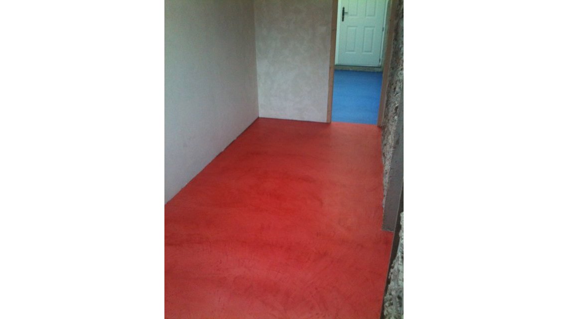 béton ciré  <p>sol rouge et bleu en béton ciré</p>