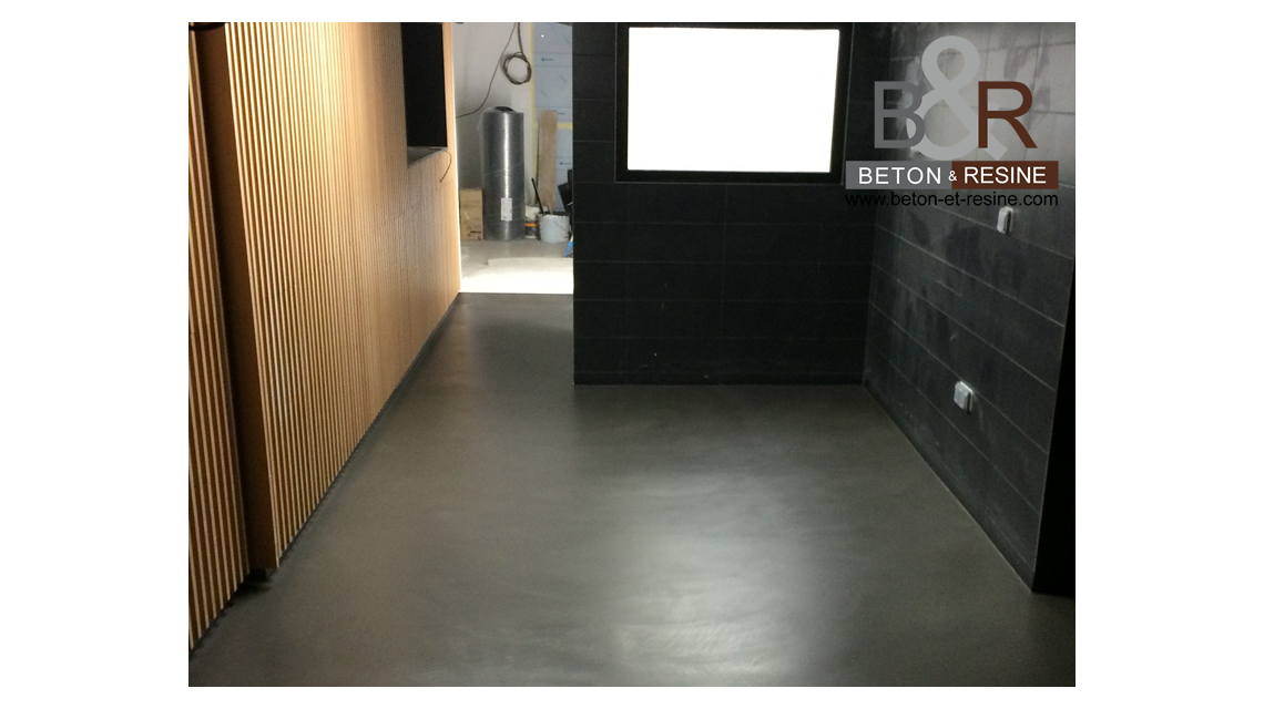 Nous avons réalisé un béton ciré dans la surface de vente d'un restaurant de SUSHI situé dans le métro parisien “CHAMPS ELYSÉES”. Le béton ciré revêt un aspect ardoise (gris anthracite).  